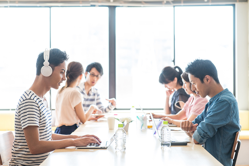 制作会社は人数が多い会社の方が良いの?